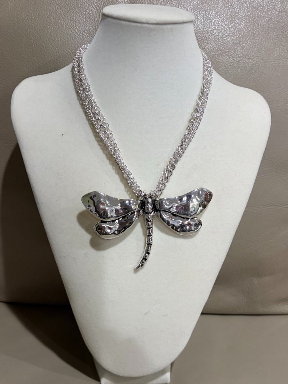 Necklace and earring set (preowned)